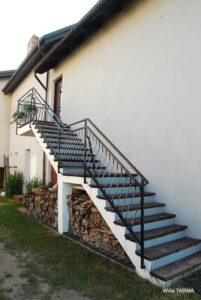 Schody do apartamentów typu studio